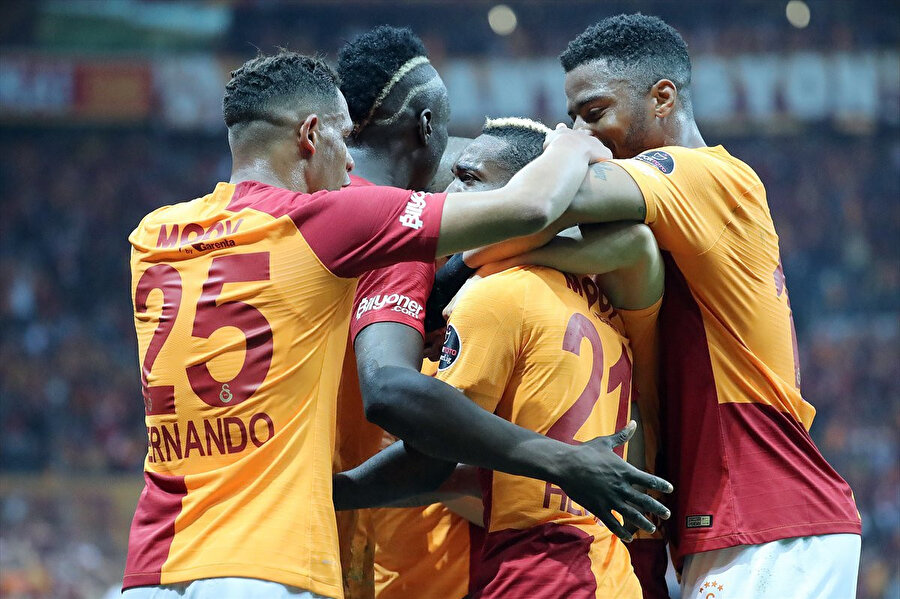 Galatasaraylı futbolcuların ilk goldeki sevinç yumağı.