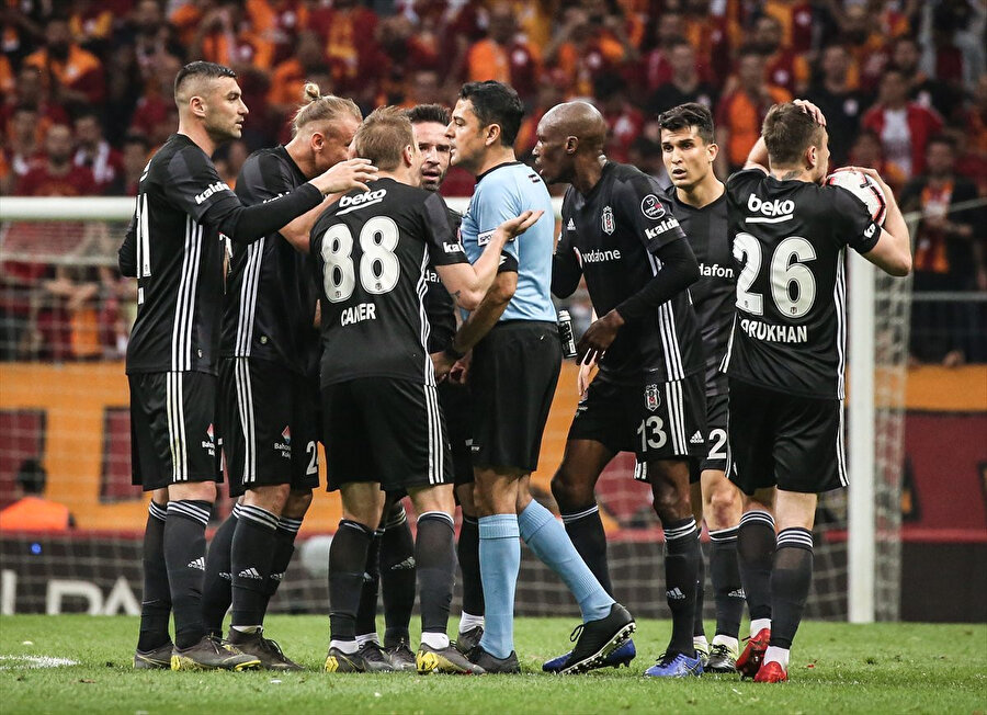 Beşiktaş forması giyen futbolcular, Bülent Yıldırım'ı itiraz ablukası altına alıyor.