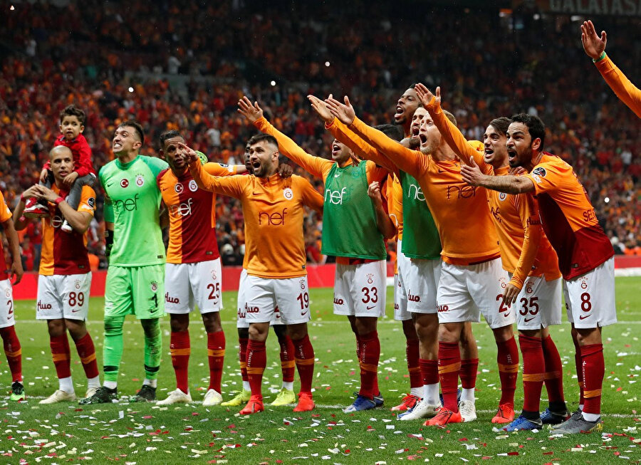 Galatasaraylı oyuncular, derbinin son düdüğünün ardından tribünleri selamlıyor.