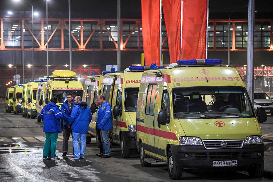 Ambulanslar Sheremetyevo havaalanındaki terminal binasının önünde bekledi.