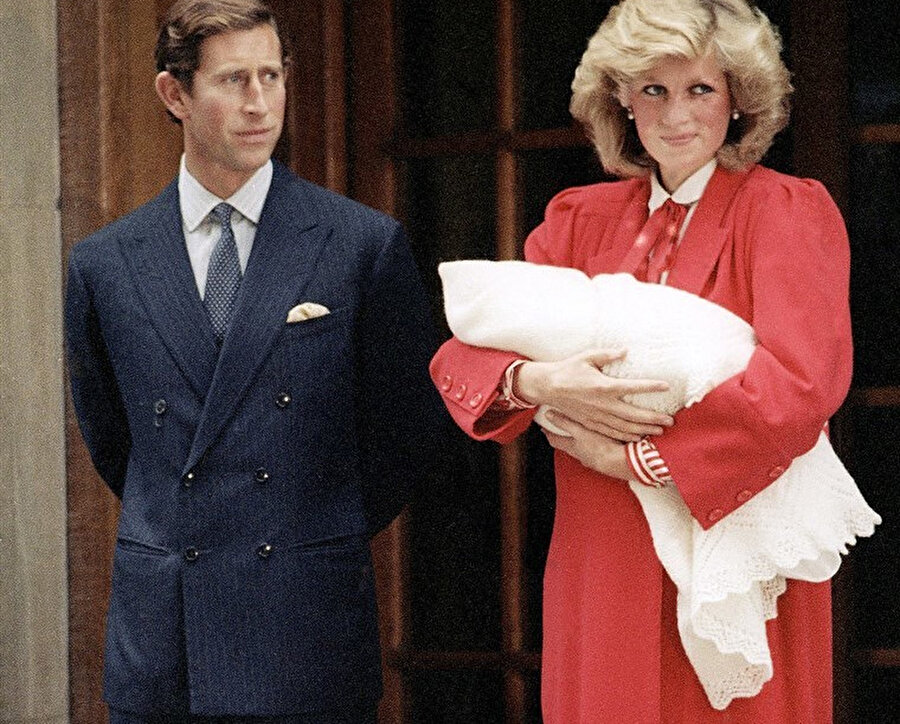 Prenses Diana doğum yaptıktan sonra halkın karşısına böyle çıkmıştı.
