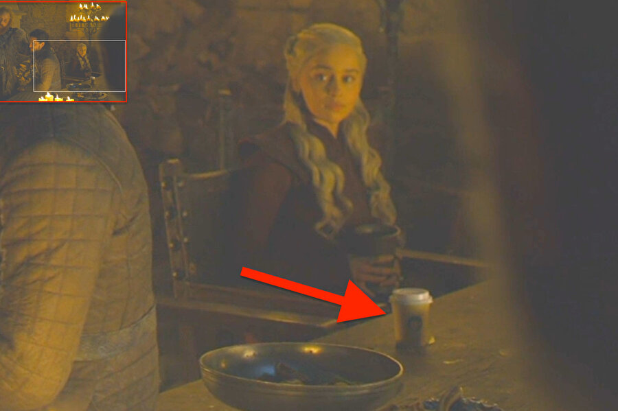 Bir önceki bölümde yaşanan zorlu savaşın ardından büyük bir eğlencenin düzenlendiği sırada Daenerys'in önünde Starbucks bardağı unutulması gözlerden kaçmadı.