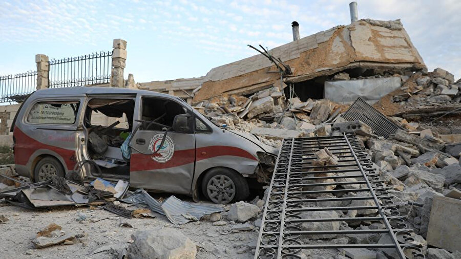 5 Mayısta çekilen bu fotoğrafta Kafr Nabl kasabasındaki hastanenin girişinde meydana gelen yıkım görülüyor.
