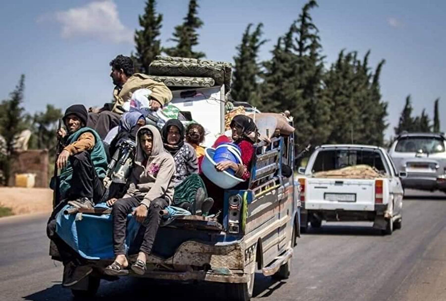 Türkiye sınırına doğru göç eden Suriyeliler.