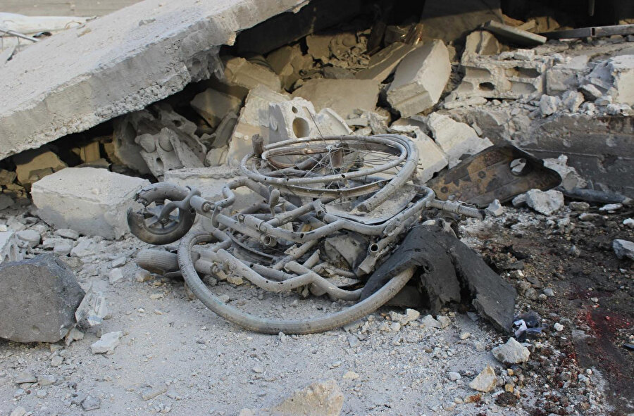 Rejim bombardımanı sonrası, Kuzeydoğu Suriye’deki Kifrenbil hastanesinin molozunun ortasında bir tekerlekli sandalye.