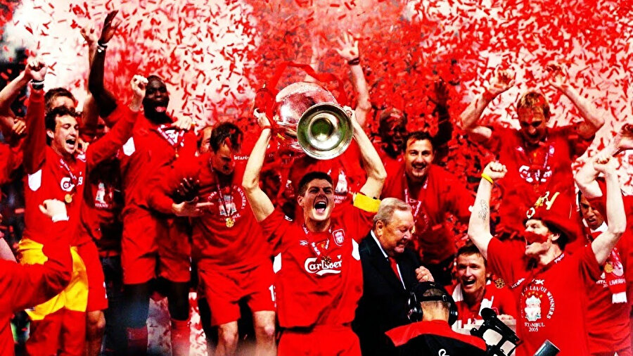 Steven Gerrard, 2005'te kazandığı Şampiyonlar Ligi kupasını kaldırıyor.