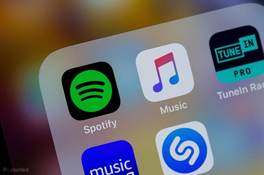 Spotify, Apple cihazlarda ‘gereksiz pay’ ödeyerek büyük maddi kayıplar yaşadığını söylüyor. Apple’ın Apple Music’le alt edemediği uygulamayı uydurma AppStore kurallarıyla mağlup etme çabası da Spotify’ın dilinden düşmüyor.
