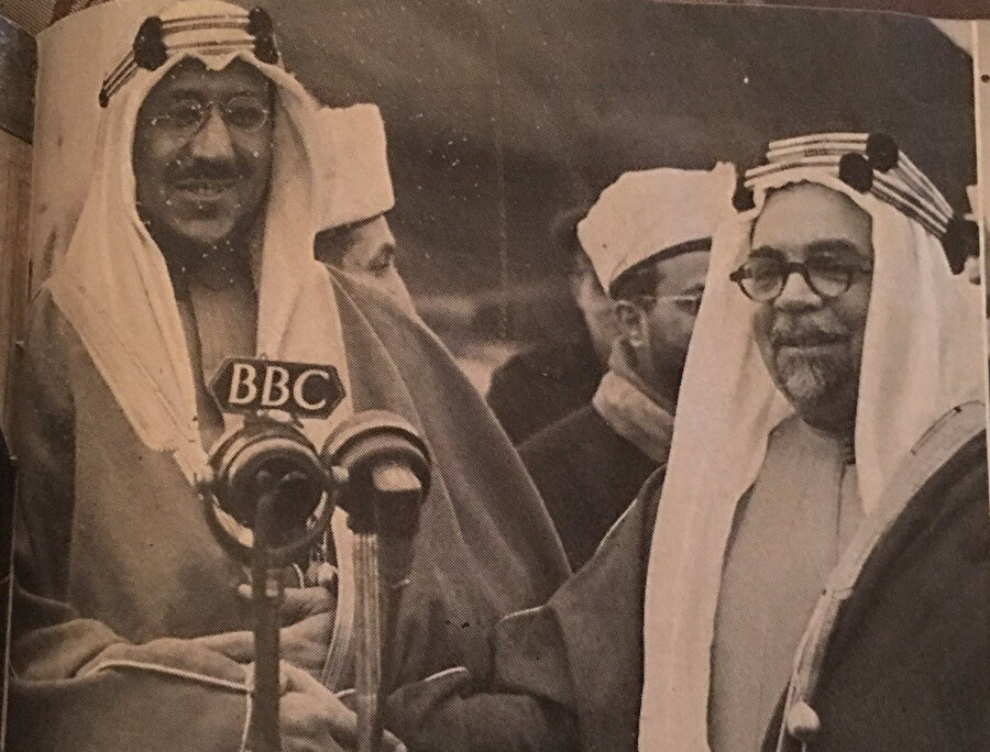 Londra Büyükelçisi Hafiz Wahba, (sağda) objektiflere poz verirken görülüyor.