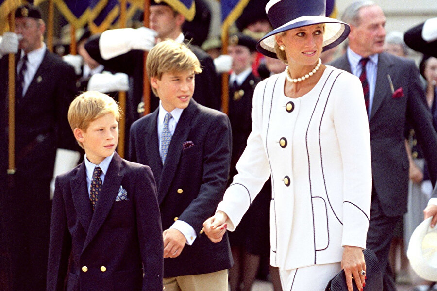 1997 yılında vefat eden Lady Diana ve 2 çocuğu; Prens William ve Harry.