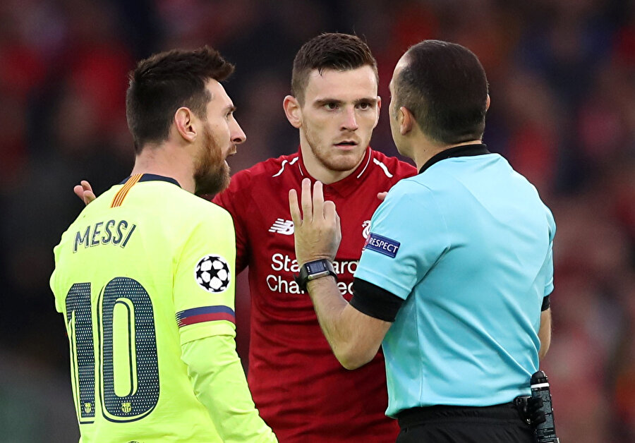 Andrew Robertson ve Messi, hakem Cüneyt Çakır'ın yanında.