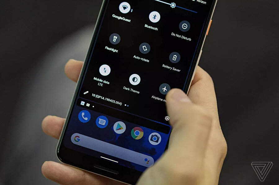 Android Q, bir önceki sürüm olan Android P'ye oranla çok daha gelişmiş özellikler sunuyor. Fotoğraf: The Verge.