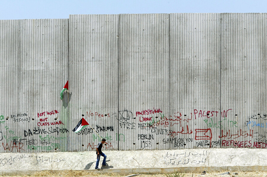 Ariel Şaron döneminde inşasına başlanan Utanç Duvarı, Filistinlilerin günlük yaşamını zorlaştıran bir başka engel.