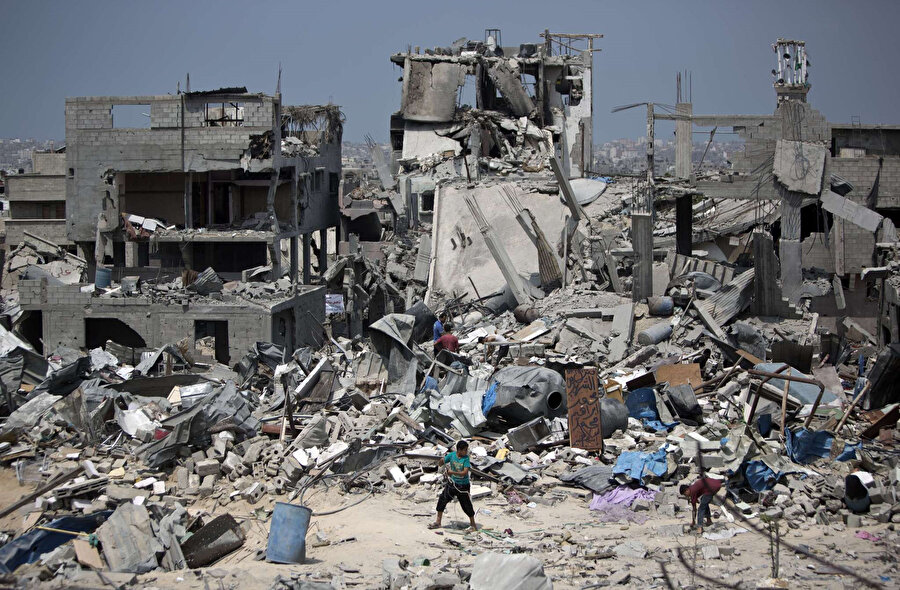 Gazze'de İsrail tarafından bombalanan bir sivil yerleşim birimi.