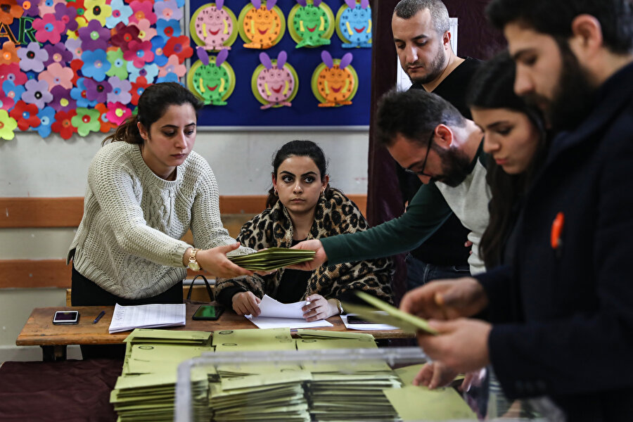 31 Mart yerel seçimlerindeki oy sayım işlemlerinden bir kare.
