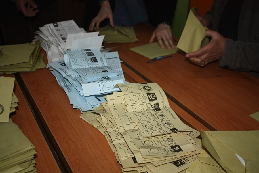 31 Mart yerel seçimlerinde sayımı gerçekleştirilen bir sandık.