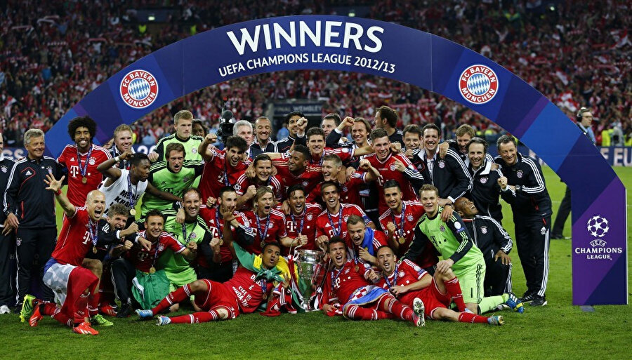 Bayern Münih'li futbolcular 2013'te kazandıkları kupanın seremonisinde.