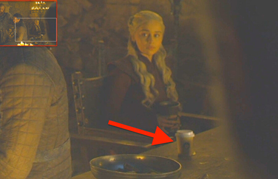 Bir önceki bölümde yaşanan zorlu savaşın ardından büyük bir eğlencenin düzenlendiği sırada Daenerys'in önünde kahve bardağı unutulması gözlerden kaçmadı.