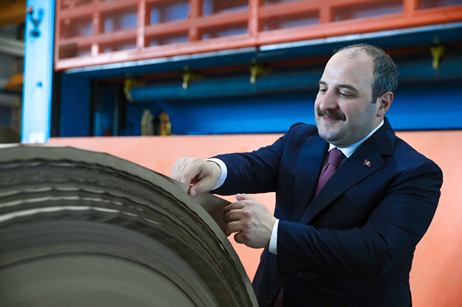 Balıkesir'de 19 yıl sonra yeniden üretime başlayan Seka Fabrikası'nda incelemelerde bulunan Sanayi ve Teknoloji Bakanı Mustafa Varank