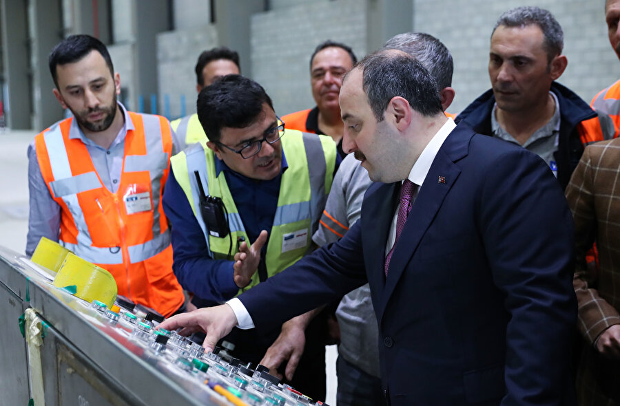 Sanayi ve Teknoloji Bakanı Mustafa Varank, özel sektör eliyle yeniden faaliyete başlayan SEKA kağıt fabrikasının ilk üretimine şahitlik etti.