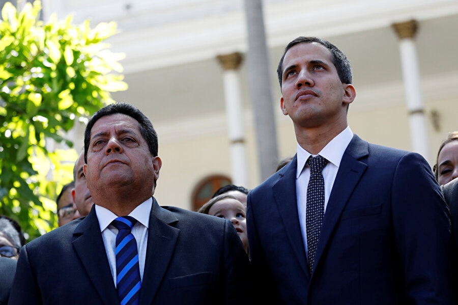 Birinci Başkan Yardımcısı Edgar Zambrano (Solda) ve kendini geçici devlet başkanı ilan eden Guaido (Sağda).