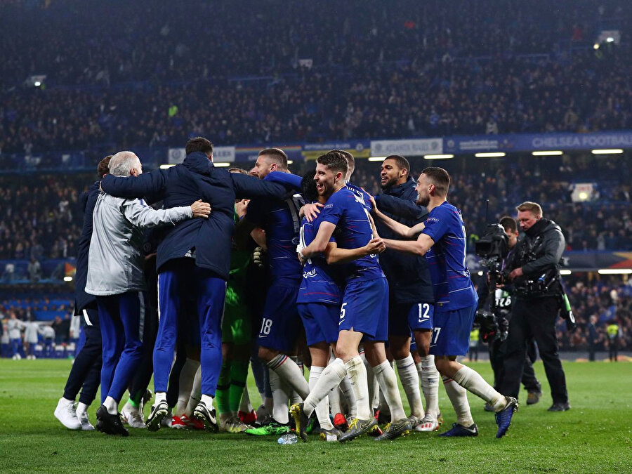 Chelsea'li oyuncular finale çıkmanın mutluluğunu coşkuyla kutladılar.