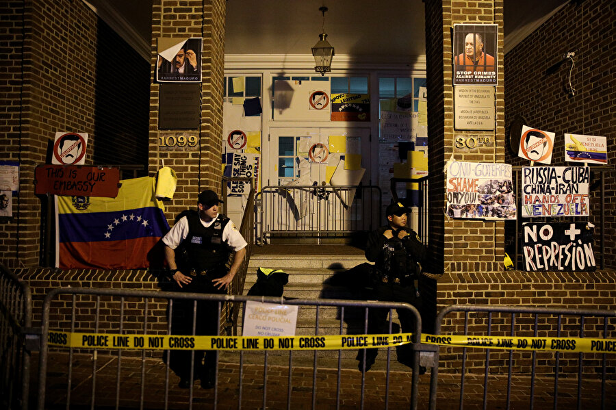 Maduro karşıtı gösteriler sırasında polisin güvenliği sağladığı bir ev.
