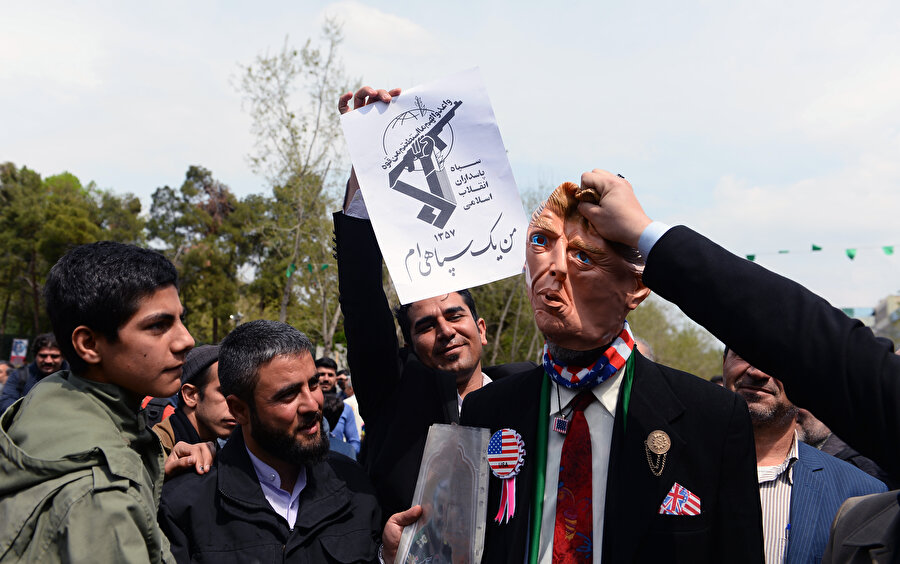 İran'ın başkenti Tahran'da cuma namazı sonrası toplanan İranlılar, ABD'nin İran Devrim Muhafızları Ordusunu (DMO), terör örgütleri listesine alma kararını protesto etmişti.