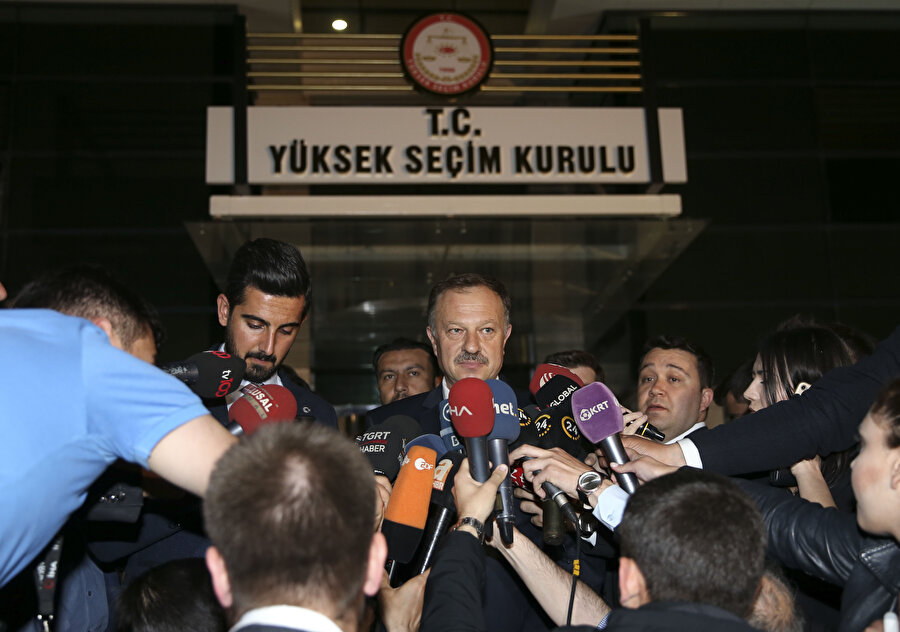 AK Parti'nin Yüksek Seçim Kurulu Temsilcisi Recep Özel, YSK'den ayrılırken gazetecilere açıklamalarda bulunmuştu.