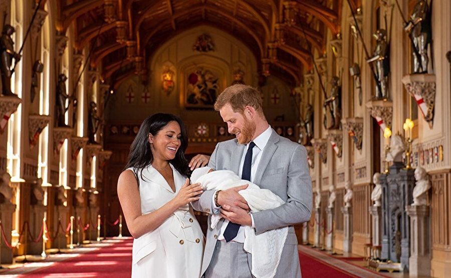 Meghan Markle ve Prens Harry bebeklerini basının karşısına çıkardı.