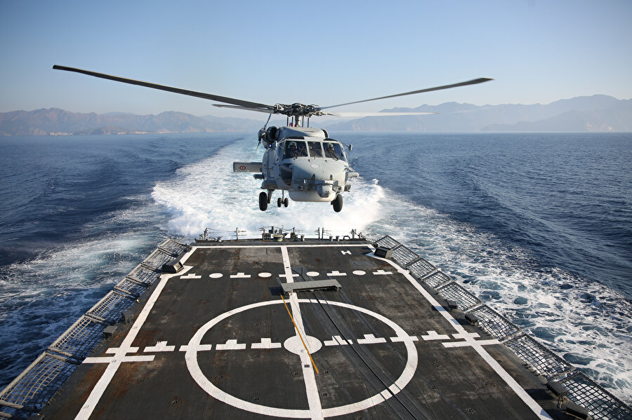 Tatbikata katılan SH70 Sea Hawk helikopteri, TCG Gelibolu Fırkateynine iniş yaptı.