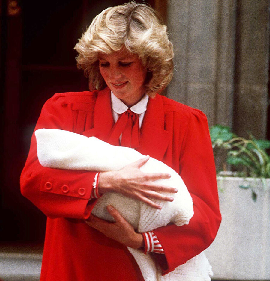 Prenses Diana, Prens Harry doğduktan sonra çekilmiş bir fotoğrafı. 