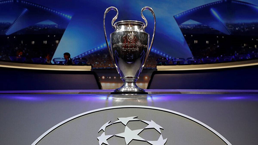 UEFA Şampiyonlar Ligi kupası kura çekiminde sergileniyor.