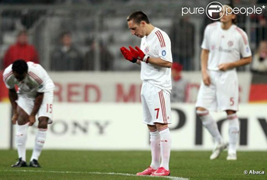 Franck Ribery maçtan önce dua ediyor.