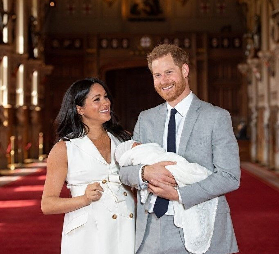 Meghan Markle ve Prens Harry bebeklerini basınla tanıştırdı.