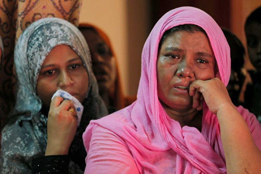 Müslümanları hedef alan saldırılarda öldürülen Muhammed Salim Fevzul Ameer'in cenazesinde yas tutan kadınlar.