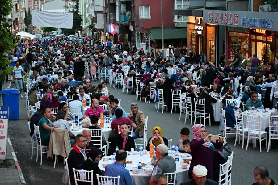 Sokakta düzenlenen iftar programından bir kare.