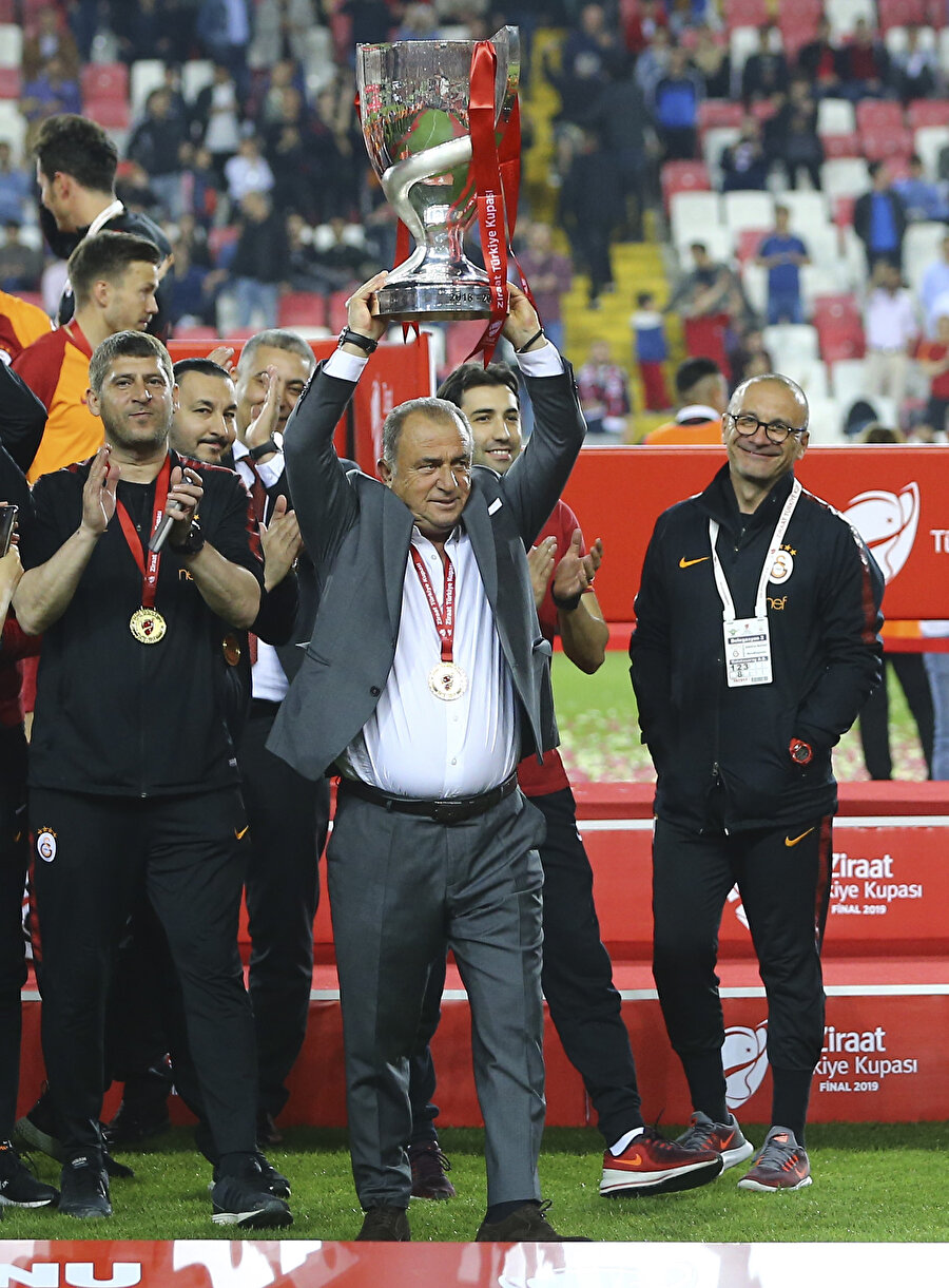 Fatih Terim kariyerine eklediği yeni kupanın sevincini yaşıyor.