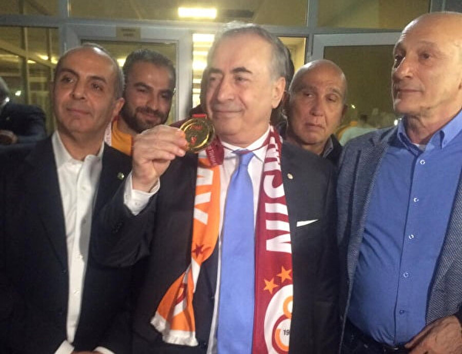 Galatasaray Başkanı Mustafa Cengiz, final sonrası gazetecilere şampiyonluk madalyasını gösteriyor.