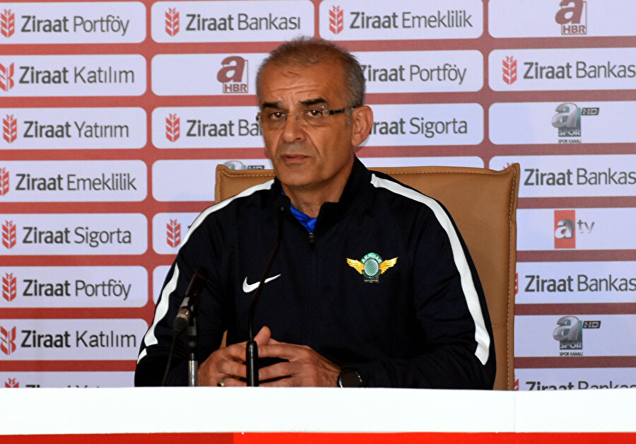 Akhisarspor Teknik Sorumlusu Ercan Kahyaoğlu finalin ardından basın mensuplarına açıklamalarda bulunuyor.