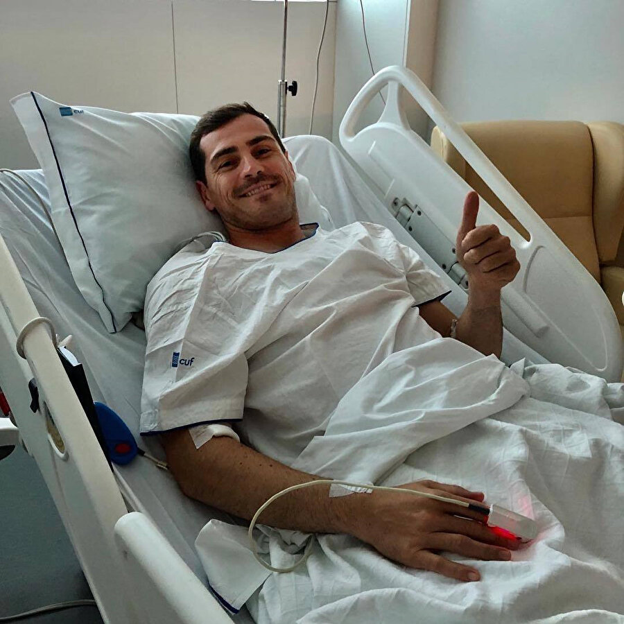 Casillas hasta yatağından böyle poz vermişti.