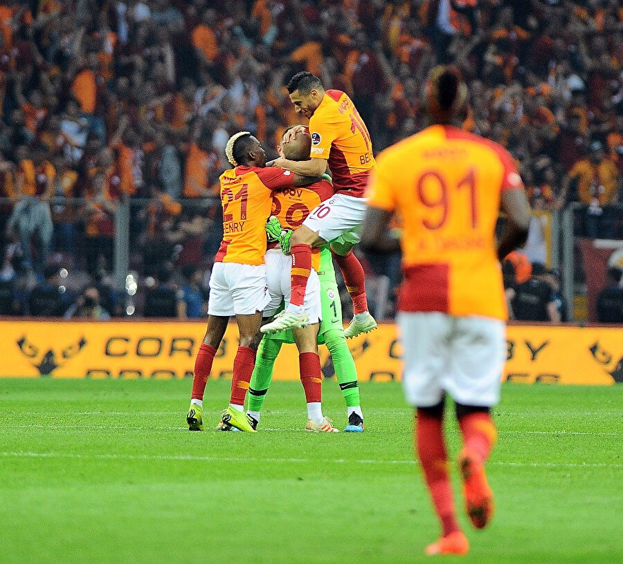 Sofiane Feghouli'nin attığı golün ardından sarı kırmızılı futbolcular büyük sevinç yaşıyor.