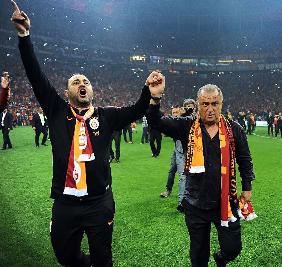 Fatih Terim ve yardımcısı Hasan Şaş tribünleri selamlıyor.