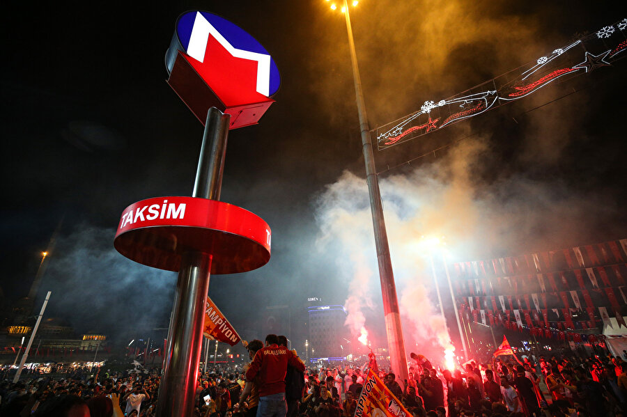 Sarı kırmızılı taraftarlar Taksim'de kutlamalar yapıyor.