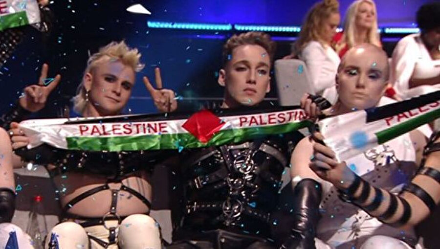 Yarışmanın devam ettiği sırada İzlandalı grup Filistin bayrağı açtı.