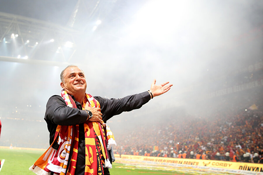 Fatih Terim maçın son düdüğünün ardından tribünleri selamlıyor.