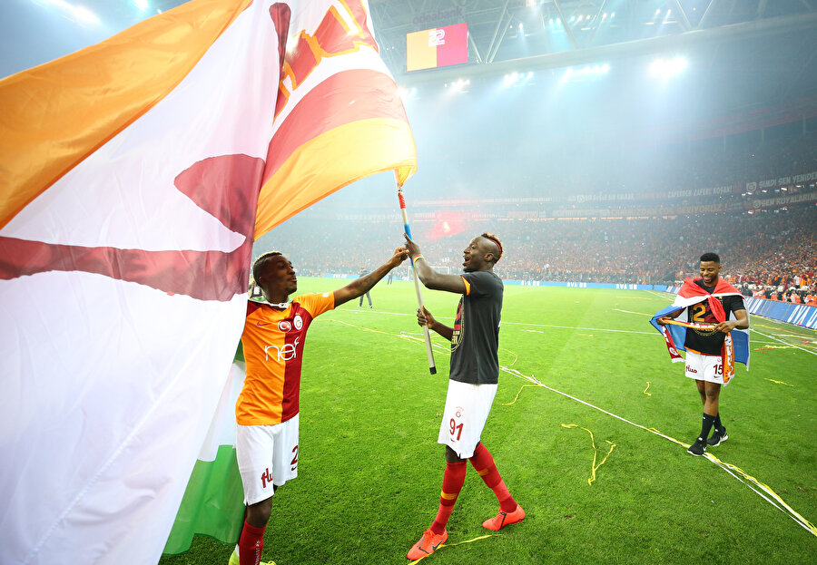 Mbaye Diagne, Galatasaray bayrağını dalgalandırıyor.