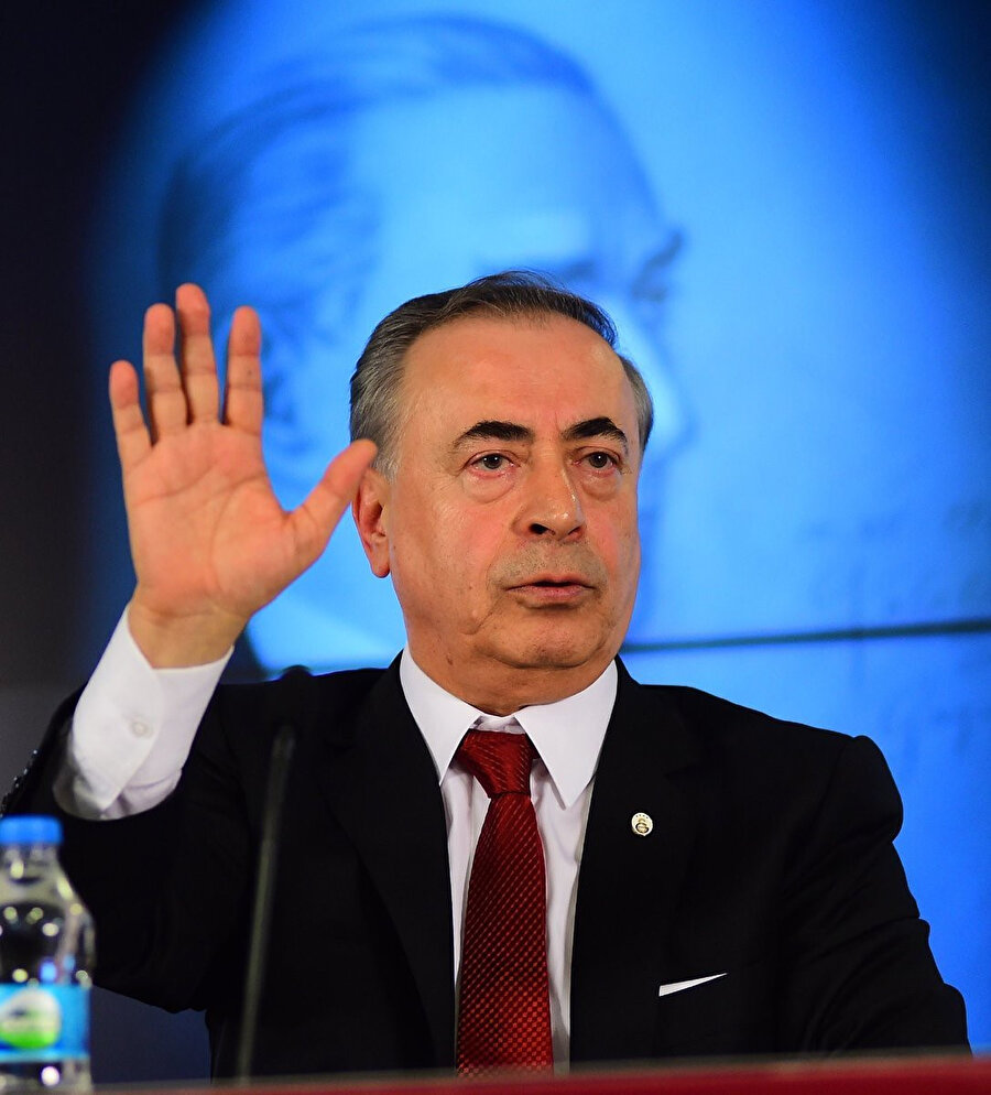 Mustafa Cengiz basın toplantısında değerlendirmelerde bulunuyor.