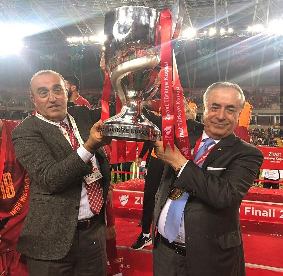 Abdurrahim Albayrak ve Mustafa Cengiz, Türkiye Kupası'nı kaldırıyor.