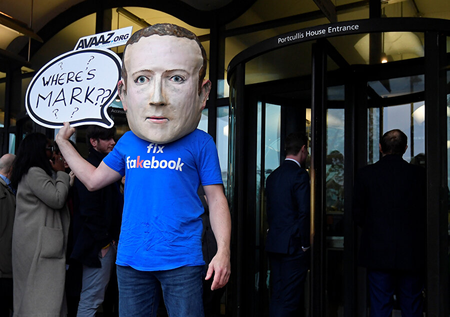 Facebook'un kurucusu Mark Zuckerberg, 'yalan haber'lere yer verdiği gerekçesiyle protesto edilmişti. 