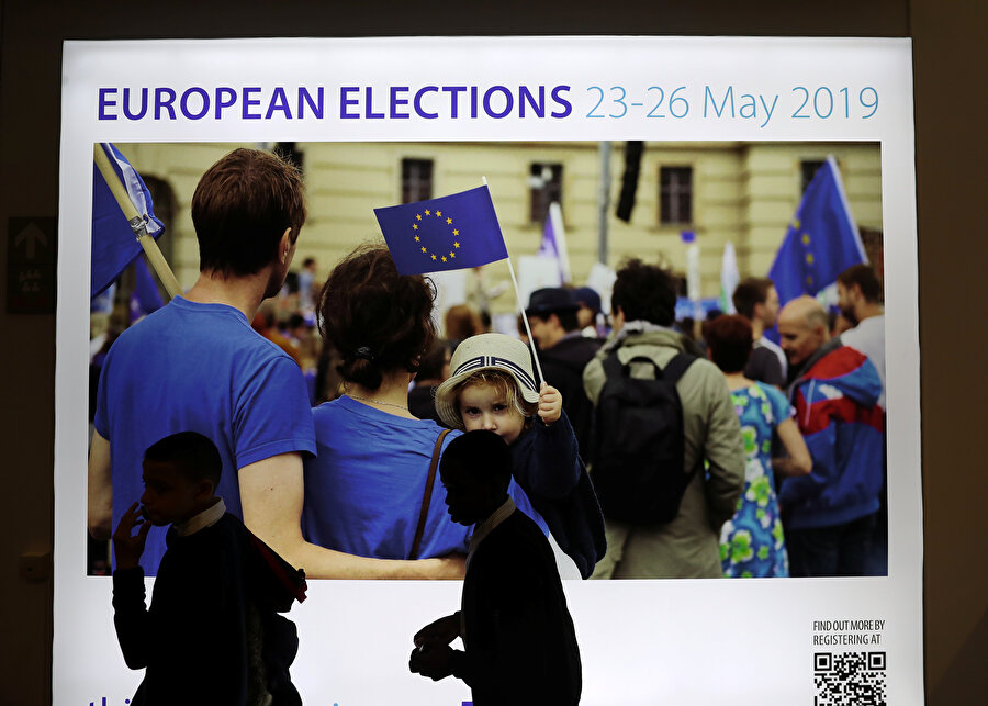 Avrupa Parlamentosu'ndaki seçimler hakkında bilgi veren bir afiş görünüyor.